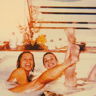 Carolina Dieckmann feet photo thumbnail