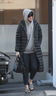 Katy Perry feet photo thumbnail