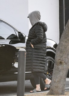 Katy Perry feet photo thumbnail