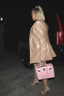 Khloé Kardashian feet photo thumbnail