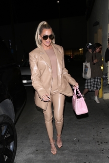 Khloé Kardashian feet photo thumbnail