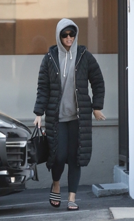 Katy Perry feet photo thumbnail