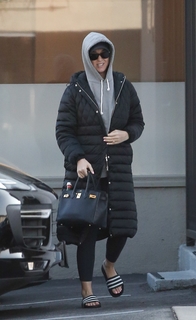 Katy Perry feet photo thumbnail