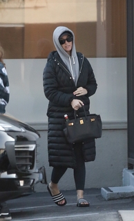 Katy Perry feet photo thumbnail