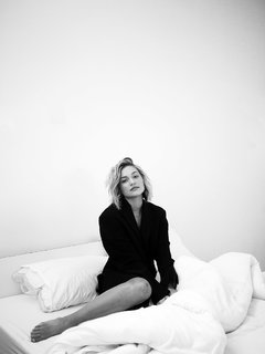 Olivia Holt feet photo thumbnail