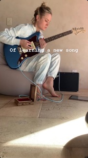 Brie Larson feet photo thumbnail