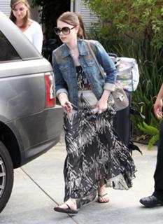 Michelle Trachtenberg feet photo thumbnail