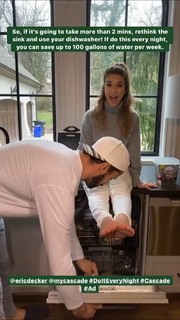 Jessie James Decker feet photo thumbnail