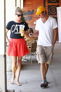 Rebecca Romijn feet photo thumbnail