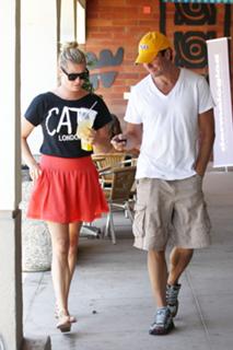 Rebecca Romijn feet photo thumbnail