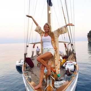 Christie Brinkley feet photo thumbnail