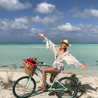 Christie Brinkley feet photo thumbnail