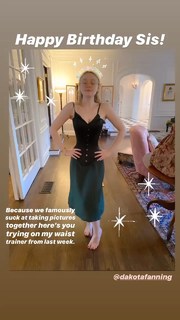 Dakota Fanning feet photo thumbnail