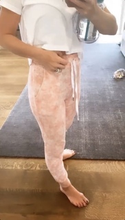 Jessie James Decker feet photo thumbnail