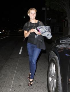 Reese Witherspoon feet photo thumbnail