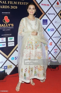 Dia Mirza feet photo thumbnail