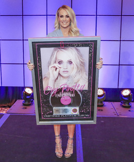 Carrie Underwood feet photo thumbnail