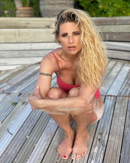 Michelle Hunziker feet photo thumbnail