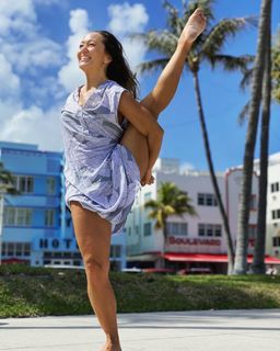 Kino MacGregor feet photo thumbnail