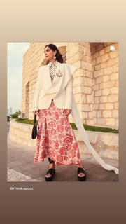 Sonam Kapoor feet photo thumbnail
