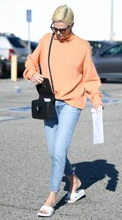 Charlize Theron feet photo thumbnail