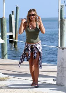 Carmen Electra feet photo thumbnail