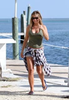 Carmen Electra feet photo thumbnail
