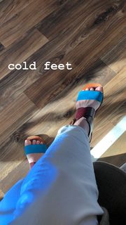 Martha Hunt feet photo thumbnail
