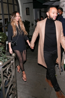 Chrissy Teigen feet photo thumbnail