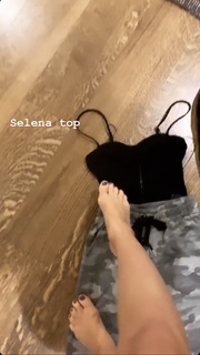 Jessie James Decker feet photo thumbnail