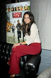 Emmanuelle Chriqui feet photo thumbnail