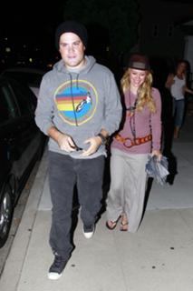 Hilary Duff feet photo thumbnail