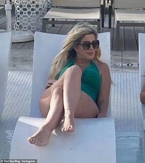 Tori Spelling feet photo thumbnail