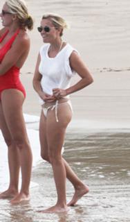 Reese Witherspoon feet photo thumbnail