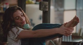 Anne Hathaway feet photo thumbnail
