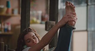 Anne Hathaway feet photo thumbnail