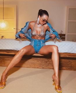 Isis Valverde feet photo thumbnail