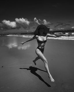 Mariana Ximenes feet photo thumbnail