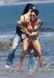 Halle Berry feet photo thumbnail