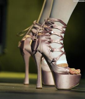 Gwen Stefani feet photo thumbnail
