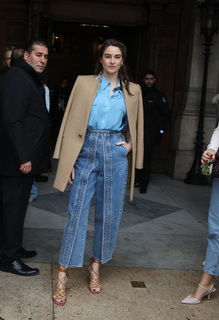 Shailene Woodley feet photo thumbnail