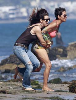 Halle Berry feet photo thumbnail