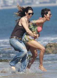 Halle Berry feet photo thumbnail