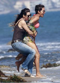 Halle Berry feet photo thumbnail
