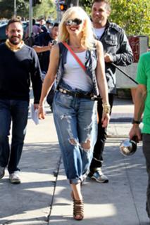 Gwen Stefani feet photo thumbnail
