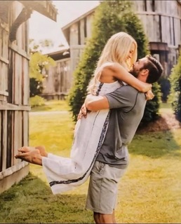 Carrie Underwood feet photo thumbnail