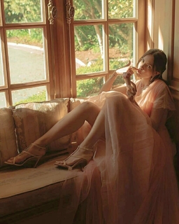 Eiza González feet photo thumbnail