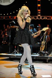 Gwen Stefani feet photo thumbnail