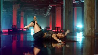 Nicole Scherzinger feet photo thumbnail