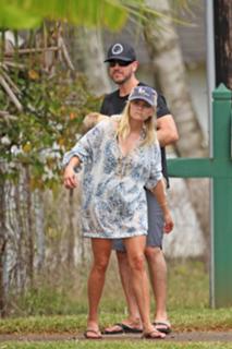 Reese Witherspoon feet photo thumbnail